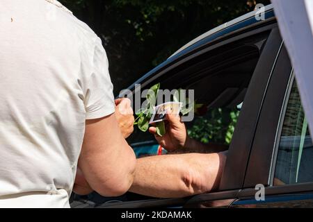 La tradizionale benedizione delle auto per la Festa di Santa Rita di Cascia. A Rieti, Italia, il 22 maggio 2022. (Foto di Riccardo Fabi/NurPhoto) Foto Stock