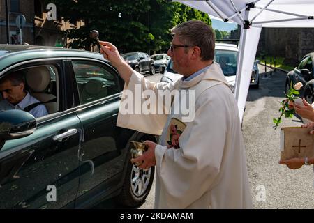 La tradizionale benedizione delle auto per la Festa di Santa Rita di Cascia. A Rieti, Italia, il 22 maggio 2022. (Foto di Riccardo Fabi/NurPhoto) Foto Stock