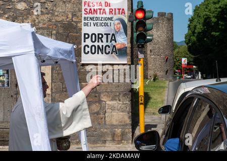 La tradizionale benedizione delle auto per la Festa di Santa Rita di Cascia. A Rieti, Italia, il 22 maggio 2022. (Foto di Riccardo Fabi/NurPhoto) Foto Stock