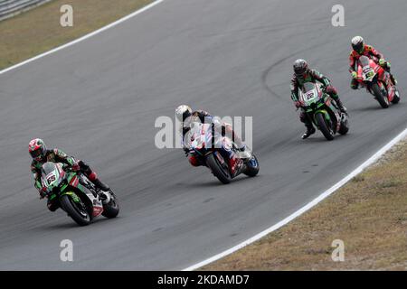 Jonathan Rea britannico del Kawasaki Racing Team WorldSBK (65), Toprak turco Razgatlioglu di Pata Yamaha con Brixx WorldSBK (1), Il britannico Alex Lowes del Kawasaki Racing Team WorldSBK (22) e lo spagnolo Alvaro Bautista di Aruba.IT Racing - Ducati (19) gareggiano durante la gara 2 del Campionato Mondiale FIM Superbike Estoril Round al circuito Estoril di Cascais, in Portogallo, il 22 maggio 2022. (Foto di Pedro FiÃºza/NurPhoto) Foto Stock