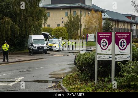 Harmondsworth, Regno Unito. 5th Novembre 2022. Gli ufficiali della polizia metropolitana si trovano fuori dall'ala Harmondsworth dell'Heathrow Immigration Removal Centre dopo un disturbo che ha seguito una sostanziale interruzione dell'energia elettrica. Secondo i rapporti, un gruppo di detenuti ha lasciato le loro stanze nelle prime ore del mattino ed è entrato in un cortile armato di armi. Nessuno è stato ferito durante il disturbo al centro di detenzione gestito da Mitie. La polizia, compresi la polizia antisommossa, i vigili del fuoco e i servizi carcerari sono stati assistiti. Credit: Notizie dal vivo di Mark Kerrison/Alamy Foto Stock