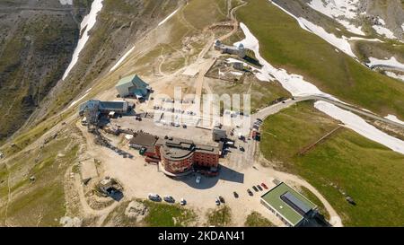 Una vista drone dell'Hotel campo Imperatore, conosciuto anche come albergo di campo Imperatore nel massiccio del Gran Sasso d'Italia. -L'Hotel, abbandonato da anni, è famoso per essere stato prigione di Benito Mussolini tra il 28 agosto e il 12 settembre 1943, a seguito dell'armistizio di Cassibile, fino alla sua liberazione da parte dei paracadutisti tedeschi come parte del raid del Gran Sasso (Foto di Manuel Romano/NurPhoto) Foto Stock