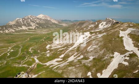 Una vista drone della pianura di campo Imperatore, noto anche come piccolo tibetano, nel Parco Nazionale del Gran Sasso e dei Monti Laga, il 21 maggio 2022. Il Gran Sasso d'Italia è un massiccio appenninico. La sua vetta più alta, il Corno Grande (2.912 metri), è la montagna più alta dell'Appennino, e la seconda montagna più alta d'Italia al di fuori delle Alpi. (Foto di Manuel Romano/NurPhoto) Foto Stock