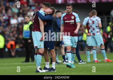 BURNLEY, REGNO UNITO. MAGGIO 22nd Un membro del Burnley backroom staff console Nathan Collins dopo il fischio finale della Premier League match tra Burnley e Newcastle United a Turf Moor, Burnley domenica 22nd maggio 2022. (Foto di Mark Fletcher/MI News/NurPhoto) Foto Stock