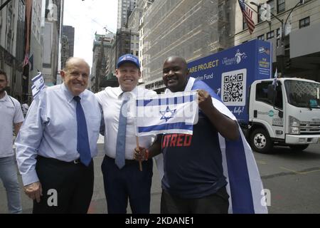 Rudi Giuliani, Andrew Giuliani e un dimostratore pongono dimostranti la parata israeliana il 22 maggio 2022 a New York City, USA. Fine dell'odio ebreo è una rete di movimenti globali non partigiani per i diritti civili, composta da attivisti e sostenitori della base di molti settori della vita, tutti dedicati a promuovere la giustizia e un mondo senza odio nei confronti del popolo ebreo. (Foto di John Lamparski/NurPhoto) Foto Stock