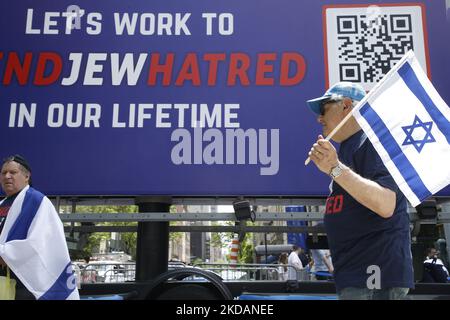 I dimostranti mostrano banner e logo "End Jew Hodio" durante la sfilata israeliana del 22 maggio 2022 a New York City, USA. Fine dell'odio ebreo è una rete di movimenti globali non partigiani per i diritti civili, composta da attivisti e sostenitori della base di molti settori della vita, tutti dedicati a promuovere la giustizia e un mondo senza odio nei confronti del popolo ebreo. (Foto di John Lamparski/NurPhoto) Foto Stock