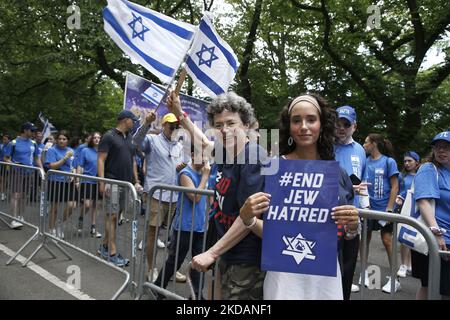 I dimostranti mostrano banner e logo "End Jew Hodio" durante la sfilata israeliana del 22 maggio 2022 a New York City, USA. Fine dell'odio ebreo è una rete di movimenti globali non partigiani per i diritti civili, composta da attivisti e sostenitori della base di molti settori della vita, tutti dedicati a promuovere la giustizia e un mondo senza odio nei confronti del popolo ebreo. (Foto di John Lamparski/NurPhoto) Foto Stock