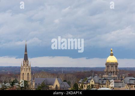 South Bend, Indiana, Stati Uniti. 05th Nov 2022. L'edificio amministrativo con il Golden Dome e la Basilica prima dell'azione di gioco di football NCAA tra le Clemson Tigers e il Notre Dame Fighting Irish allo stadio di Notre Dame a South Bend, Indiana. John Mersits/CSM/Alamy Live News Foto Stock