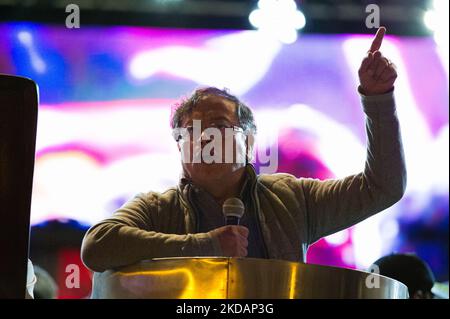 Il candidato presidenziale Gustavo Petro parla durante la campagna di chiusura del candidato presidenziale di sinistra per l'alleanza politica 'Patto Historico' Gustavo Petro, a Bogotà, Colombia, il 22 maggio 2022. (Foto di Sebastian Barros/NurPhoto) Foto Stock