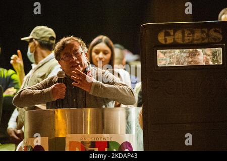 Il candidato presidenziale Gustavo Petro parla durante la campagna di chiusura del candidato presidenziale di sinistra per l'alleanza politica 'Patto Historico' Gustavo Petro, a Bogotà, Colombia, il 22 maggio 2022. (Foto di Sebastian Barros/NurPhoto) Foto Stock