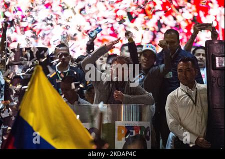 Il candidato presidenziale Gustavo Petro parla durante la campagna di chiusura del candidato presidenziale di sinistra per l'alleanza politica 'Patto Historico' Gustavo Petro, a Bogotà, Colombia, il 22 maggio 2022. (Foto di Sebastian Barros/NurPhoto) Foto Stock