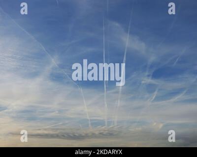 Aerei sentieri e linee sul cielo nuvoloso blu Foto Stock