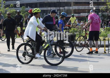 Il sindaco DC Muriel Bowser arriva in bicicletta durante l'evento Bike to Work Day, oggi il 25 febbraio 2021 a HVC/Capitol Hill a Washington DC, USA. (Foto di Lenin Nolly/NurPhoto) Foto Stock