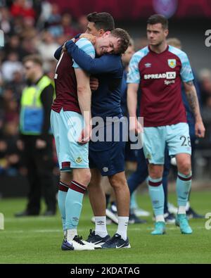 Nathan Collins di Burnley è consolato da un membro del personale di backroom dopo la loro sconfitta e retrocessione durante la partita della Premier League tra Burnley e Newcastle United a Turf Moor, Burnley domenica 22nd maggio 2022. (Foto di Mark Fletcher/MI News/NurPhoto) Foto Stock