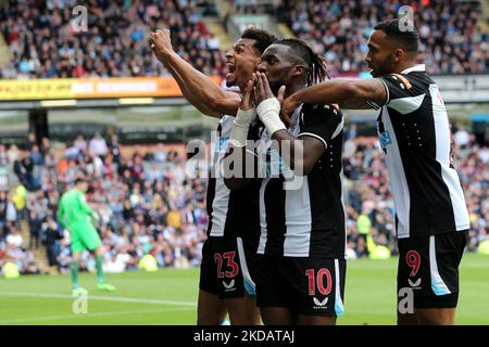 Jacob Murphy (l), Allan Saint-Maximin e Callum Wilson (r) celebrano dopo che Wilson ha segnato il loro 2nd° gol durante la partita della Premier League tra Burnley e Newcastle United a Turf Moor, Burnley domenica 22nd maggio 2022. (Foto di Mark Fletcher/MI News/NurPhoto) Foto Stock