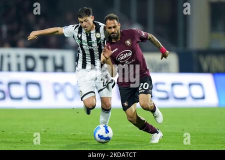 Grigoris Kastanos di US Salernitana 1919 è sfidato da Lazar Samardzic di Udinese Calcio durante la Serie A match tra US Salernitana 1919 e Udinese Calcio il 22 maggio 2022 a Salerno, Italia. (Foto di Giuseppe Maffia/NurPhoto) Foto Stock