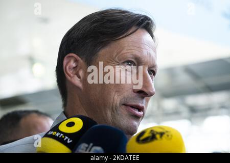 Roger Schmidt arriva all'aeroporto Humberto Delgado di Lisbona, in Portogallo, per essere presentato come il nuovo allenatore di Sport Lisboa e Benfica, il 24 maggio 2022. (Foto di Nuno Cruz/NurPhoto) Foto Stock