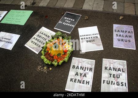 I cartelli si vedono sdraiati a terra durante un rally il 11 aprile 2022, a Gedung state, Bandung City, West Java. L'Alleanza popolare per il Citarum o Aliansi Rakyat Untuk Citarum (ARUM) ha esortato il governo indonesiano a essere più dominante nel coinvolgere i cittadini attraverso l'istruzione e risolvere tutti i problemi, compreso il forte inquinamento ambientale che attraversa il fiume Citarum. (Foto di Algi Libri Sugita/NurPhoto) Foto Stock