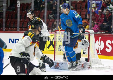 SHEVCHENKO Dmitri (Kazakistan) STRAHLMEIER Dustin, MULLER Moritz (Germania) durante il Campionato Mondiale di Hockey su ghiaccio - Kazakistan vs Germania il 22 maggio 2022 presso la Ice Hall di Helsinki, Finlandia (Foto di Andrea Re/LiveMedia/NurPhoto) Foto Stock