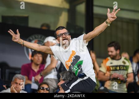 Tifosi di Venezia durante la serie Di calcio italiano A match Venezia FC vs Cagliari Calcio il 22 maggio 2022 allo stadio Pier Luigi Penzo di Venezia (Photo by Alessio Marini/LiveMedia/NurPhoto) Foto Stock