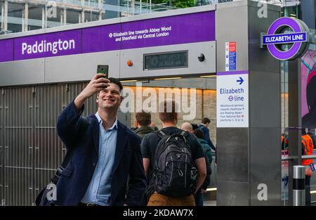 I passeggeri viaggiano insieme alla Elizabeth Line a Londra, 24 ma, 2022, quando la nuova linea ha iniziato il suo primo giorno di servizio. La Elizabeth Line, inaugura ufficialmente il 24 maggio 2022 come parte del nuovo sistema di trasporto di Londra. Il progetto crossrail di 73 miglia costa almeno 19 miliardi di euro dalla sua costruzione nel 2009. (Foto di Alexander Mak/NurPhoto) Foto Stock