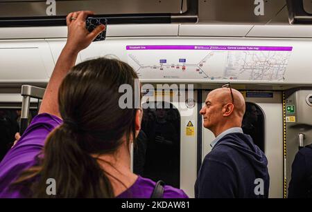 I passeggeri viaggiano insieme alla Elizabeth Line a Londra, 24 ma, 2022, quando la nuova linea ha iniziato il suo primo giorno di servizio. La Elizabeth Line, inaugura ufficialmente il 24 maggio 2022 come parte del nuovo sistema di trasporto di Londra. Il progetto crossrail di 73 miglia costa almeno 19 miliardi di euro dalla sua costruzione nel 2009. (Foto di Alexander Mak/NurPhoto) Foto Stock