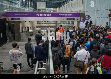 I passeggeri viaggiano insieme alla Elizabeth Line a Londra, 24 ma, 2022, quando la nuova linea ha iniziato il suo primo giorno di servizio. La Elizabeth Line, inaugura ufficialmente il 24 maggio 2022 come parte del nuovo sistema di trasporto di Londra. Il progetto crossrail di 73 miglia costa almeno 19 miliardi di euro dalla sua costruzione nel 2009. (Foto di Alexander Mak/NurPhoto) Foto Stock