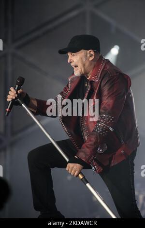 Vasco Rossi suona dal vivo all'Ippodromo SNAI la Maura di Milano per il Vasco Live Tour 2022, a Milano, il 24 maggio 2022 (Foto di Romano Nunziato/NurPhoto) Foto Stock