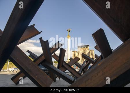 Difesa anticarro ostacolo alla Piazza dell'Indipendenza nel centro di Kyiv, Ucraina, 24 maggio 2022 (Foto di Maxym Marusenko/NurPhoto) Foto Stock