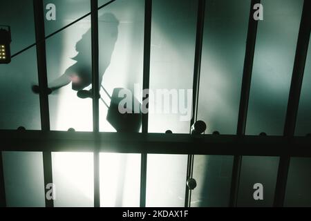 Un'ombra di passeggeri con bagagli è visibile all'aeroporto di Colonia e Bonn il 25 maggio 2022, poiché la Germania faciliterà la limitazione del viaggio dal 1 giugno durante la stagione estiva (Foto di Ying Tang/NurPhoto) Foto Stock