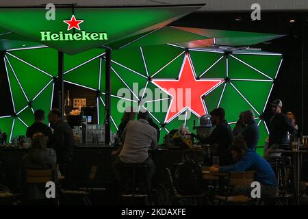 Un bar Heineken presso il Terminal dell'Aeroporto di Amsterdam Schiphol. Domenica 22 maggio 2022, all'aeroporto di Amsterdam-Schiphol, Schiphol, Paesi Bassi. (Foto di Artur Widak/NurPhoto) Foto Stock