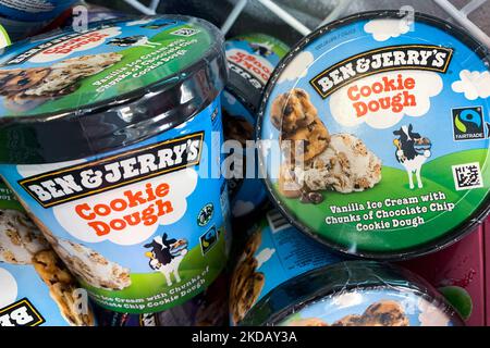 Le confezioni di gelato di ben&Jerry vengono visualizzate in un supermercato a Cracovia, in Polonia, il 24 maggio 2022. (Foto di Jakub Porzycki/NurPhoto) Foto Stock