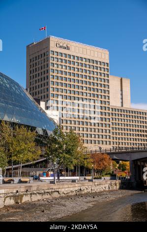 Ottawa, Ontario - 21 ottobre 2022: Dipartimento della Difesa Nazionale sede a Ottawa, Canada. Foto Stock