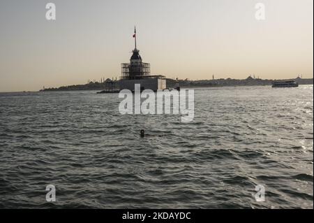 Un uomo che nuota nel Bosforo, a Istanbul, Turchia, il 26 maggio 2022. (Foto di Ozcan Soysal/NurPhoto) Foto Stock