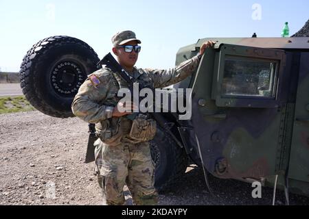 Guardia nazionale del Texas. Il 26 2022 maggio, nei pressi di Eagle Pass Texas, USA, fermati lungo un'autostrada a dieci chilometri circa dal boredr. Il titolo 42, il mandato dell’era Trump che era stato stabilito per impedire ai migranti di entrare negli Stati Uniti, Doveva scadere il 23 maggio, ma è stato bloccato da una causa intentata da diversi stati che citavano che la mossa di abbattere la legge “non è riuscita a soddisfare gli standard stabiliti dal Administrative procedure Act” e che non esiste una soluzione permanente per gestire l’inevitabile aumento dell’immigrazione. Gli oppositori alla difesa della legge hanno espresso le loro richieste affermando che il titolo 42 è illegale in quanto viola Foto Stock