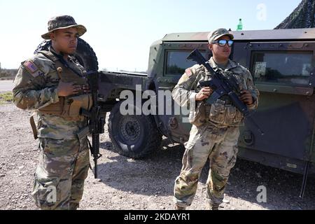 Guardia nazionale del Texas. Il 26 2022 maggio, nei pressi di Eagle Pass Texas, USA, fermati lungo un'autostrada a dieci chilometri circa dal boredr. Il titolo 42, il mandato dell’era Trump che era stato stabilito per impedire ai migranti di entrare negli Stati Uniti, Doveva scadere il 23 maggio, ma è stato bloccato da una causa intentata da diversi stati che citavano che la mossa di abbattere la legge “non è riuscita a soddisfare gli standard stabiliti dal Administrative procedure Act” e che non esiste una soluzione permanente per gestire l’inevitabile aumento dell’immigrazione. Gli oppositori alla difesa della legge hanno espresso le loro richieste affermando che il titolo 42 è illegale in quanto viola Foto Stock