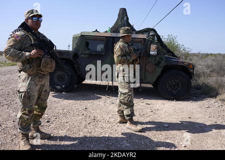 Guardia nazionale del Texas. Il 26 2022 maggio, nei pressi di Eagle Pass Texas, USA, fermati lungo un'autostrada a dieci chilometri circa dal boredr. Il titolo 42, il mandato dell’era Trump che era stato stabilito per impedire ai migranti di entrare negli Stati Uniti, Doveva scadere il 23 maggio, ma è stato bloccato da una causa intentata da diversi stati che citavano che la mossa di abbattere la legge “non è riuscita a soddisfare gli standard stabiliti dal Administrative procedure Act” e che non esiste una soluzione permanente per gestire l’inevitabile aumento dell’immigrazione. Gli oppositori alla difesa della legge hanno espresso le loro richieste affermando che il titolo 42 è illegale in quanto viola Foto Stock