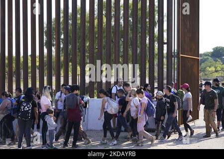 I migranti scortati da Border Patrol arrivano per l'elaborazione il 26 2022 maggio a Eagle Pass Texas, USA. Il titolo 42, il mandato dell’era Trump che era stato stabilito per impedire ai migranti di entrare negli Stati Uniti, Doveva scadere il 23 maggio, ma è stato bloccato da una causa intentata da diversi stati che citavano che la mossa di abbattere la legge “non è riuscita a soddisfare gli standard stabiliti dal Administrative procedure Act” e che non esiste una soluzione permanente per gestire l’inevitabile aumento dell’immigrazione. Gli oppositori alla difesa della legge hanno espresso le loro richieste affermando che il titolo 42 è illegale in quanto viola le leggi sull'immigrazione che impediscono Foto Stock