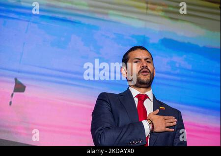 Il ministro dell'interno della Colombia Daniel Palacios e il registrar nazionale Alexander Vega durante l'evento di benvenuto alle missioni di verifica internazionali che si riuniranno per le elezioni presidenziali del 2022 in Colombia che si svolgeranno il 29 maggio. A Bogotà, Colombia, 26 maggio 2022. (Foto di Sebastian Barros/NurPhoto) Foto Stock