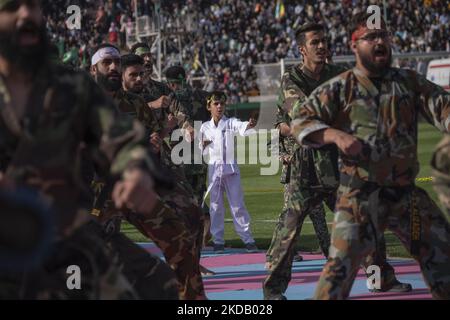 I membri della forza paramilitare iraniana Basij si esibiscono in un incontro a sostegno del leader supremo iraniano Ayatollah Ali Khamenei, presso lo stadio di calcio Azadi (Freedom) da centomila posti nella parte occidentale di Teheran, il 26 maggio 2022. Centomila sostenitori del leader supremo iraniano Ayatollah Ali Khamenei si sono riuniti nel complesso sportivo Azadi (Freedom) per cantare il Comandante Hello di Hymn. (Foto di Morteza Nikoubazl/NurPhoto) Foto Stock