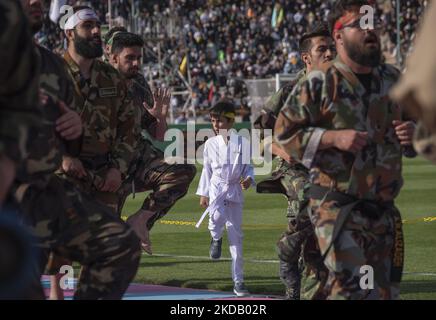 I membri della forza paramilitare iraniana Basij si esibiscono in un incontro a sostegno del leader supremo iraniano Ayatollah Ali Khamenei, presso lo stadio di calcio Azadi (Freedom) da centomila posti nella parte occidentale di Teheran, il 26 maggio 2022. Centomila sostenitori del leader supremo iraniano Ayatollah Ali Khamenei si sono riuniti nel complesso sportivo Azadi (Freedom) per cantare il Comandante Hello di Hymn. (Foto di Morteza Nikoubazl/NurPhoto) Foto Stock