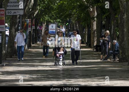 Si vedono persone a piedi vicino Liberdade Avenue. Lisbona, 23 maggio 2022. Il Centro europeo per la prevenzione e il controllo delle malattie (ECDC) ha condiviso mappe della progressione delle infezioni da COVID-19. Il Portogallo rimane nella zona rossa, come il paese in Europa con il maggior numero di infezioni per milione di abitanti negli ultimi sette giorni, e il secondo nel mondo. (Foto di Jorge Mantilla/NurPhoto) Foto Stock