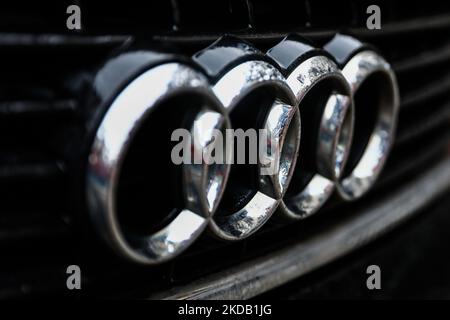 Il logo Audi è visto su un'auto a Cracovia, in Polonia, il 25 maggio 2022. (Foto di Jakub Porzycki/NurPhoto) Foto Stock