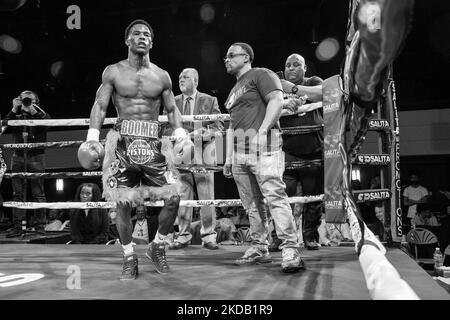 Ferris Dixon Jr. (3-0, 2 Kos; Detroit, MI) uscì dal ring vittorioso, sconfiggendo Daniel Arriaga (2-4-2, 2 Kos; San Antonio, TX) per via del knockout nel secondo round dell'evento di boxe professionale Detroit Brawl di salita a Dearborn, Michigan, il 26 maggio 2022. (Foto di Adam J. Dewey/NurPhoto) Foto Stock