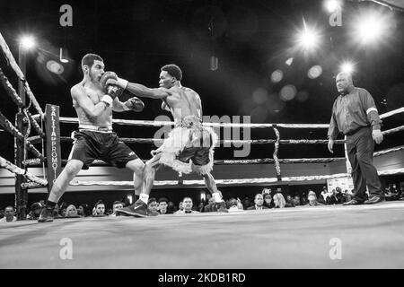 Ferris Dixon Jr. (3-0, 2 Kos; Detroit, MI) uscì dal ring vittorioso, sconfiggendo Daniel Arriaga (2-4-2, 2 Kos; San Antonio, TX) per via del knockout nel secondo round dell'evento di boxe professionale Detroit Brawl di salita a Dearborn, Michigan, il 26 maggio 2022. (Foto di Adam J. Dewey/NurPhoto) Foto Stock