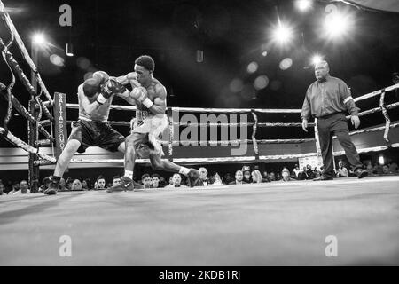 Ferris Dixon Jr. (3-0, 2 Kos; Detroit, MI) uscì dal ring vittorioso, sconfiggendo Daniel Arriaga (2-4-2, 2 Kos; San Antonio, TX) per via del knockout nel secondo round dell'evento di boxe professionale Detroit Brawl di salita a Dearborn, Michigan, il 26 maggio 2022. (Foto di Adam J. Dewey/NurPhoto) Foto Stock