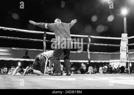 Ferris Dixon Jr. (3-0, 2 Kos; Detroit, MI) uscì dal ring vittorioso, sconfiggendo Daniel Arriaga (2-4-2, 2 Kos; San Antonio, TX) per via del knockout nel secondo round dell'evento di boxe professionale Detroit Brawl di salita a Dearborn, Michigan, il 26 maggio 2022. (Foto di Adam J. Dewey/NurPhoto) Foto Stock