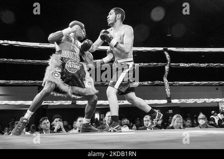 Ferris Dixon Jr. (3-0, 2 Kos; Detroit, MI) uscì dal ring vittorioso, sconfiggendo Daniel Arriaga (2-4-2, 2 Kos; San Antonio, TX) per via del knockout nel secondo round dell'evento di boxe professionale Detroit Brawl di salita a Dearborn, Michigan, il 26 maggio 2022. (Foto di Adam J. Dewey/NurPhoto) Foto Stock