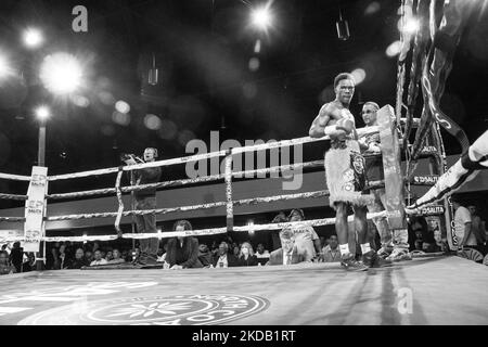 Ferris Dixon Jr. (3-0, 2 Kos; Detroit, MI) uscì dal ring vittorioso, sconfiggendo Daniel Arriaga (2-4-2, 2 Kos; San Antonio, TX) per via del knockout nel secondo round dell'evento di boxe professionale Detroit Brawl di salita a Dearborn, Michigan, il 26 maggio 2022. (Foto di Adam J. Dewey/NurPhoto) Foto Stock