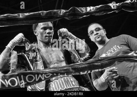 Ferris Dixon Jr. (3-0, 2 Kos; Detroit, MI) uscì dal ring vittorioso, sconfiggendo Daniel Arriaga (2-4-2, 2 Kos; San Antonio, TX) per via del knockout nel secondo round dell'evento di boxe professionale Detroit Brawl di salita a Dearborn, Michigan, il 26 maggio 2022. (Foto di Adam J. Dewey/NurPhoto) Foto Stock